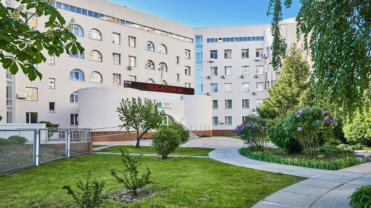 Вхід до пологового будинку та подвір'я